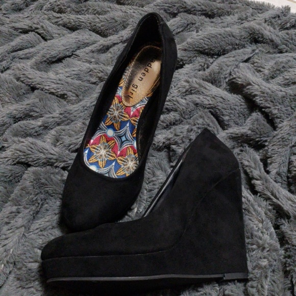 Black Madden Wedges - Picture 2 of 3